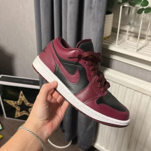 Air Jordan 1s low  - Fina Jordans i bra skick säljer den då de ej kommit till användning😊