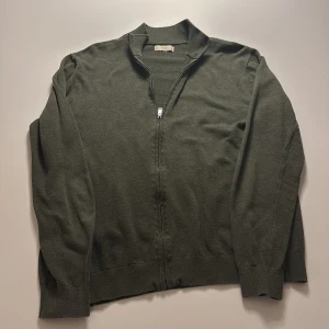 Grön kofta från MNG - Snygg grön full zip kofta från mango i storlek s. Säljer pågrund av att den är för liten på mig. Inga defekter eller något. Hör av er vid fundering!
