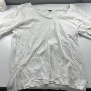 Vit långärmad tröja - Säljer en enkel och stilren vit långärmad tröja med v-ringning. Perfekt för en avslappnad look. Tröjan är i storlek S och har en mjuk och bekväm passform. Vet tyvärr inte var den är ifrån