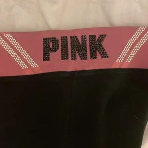 PINK yoga pants från victoria’s secret - Snygga svarta PINK yoga pants. Byxorna är knappt använda, pris kan oftast diskuteras 