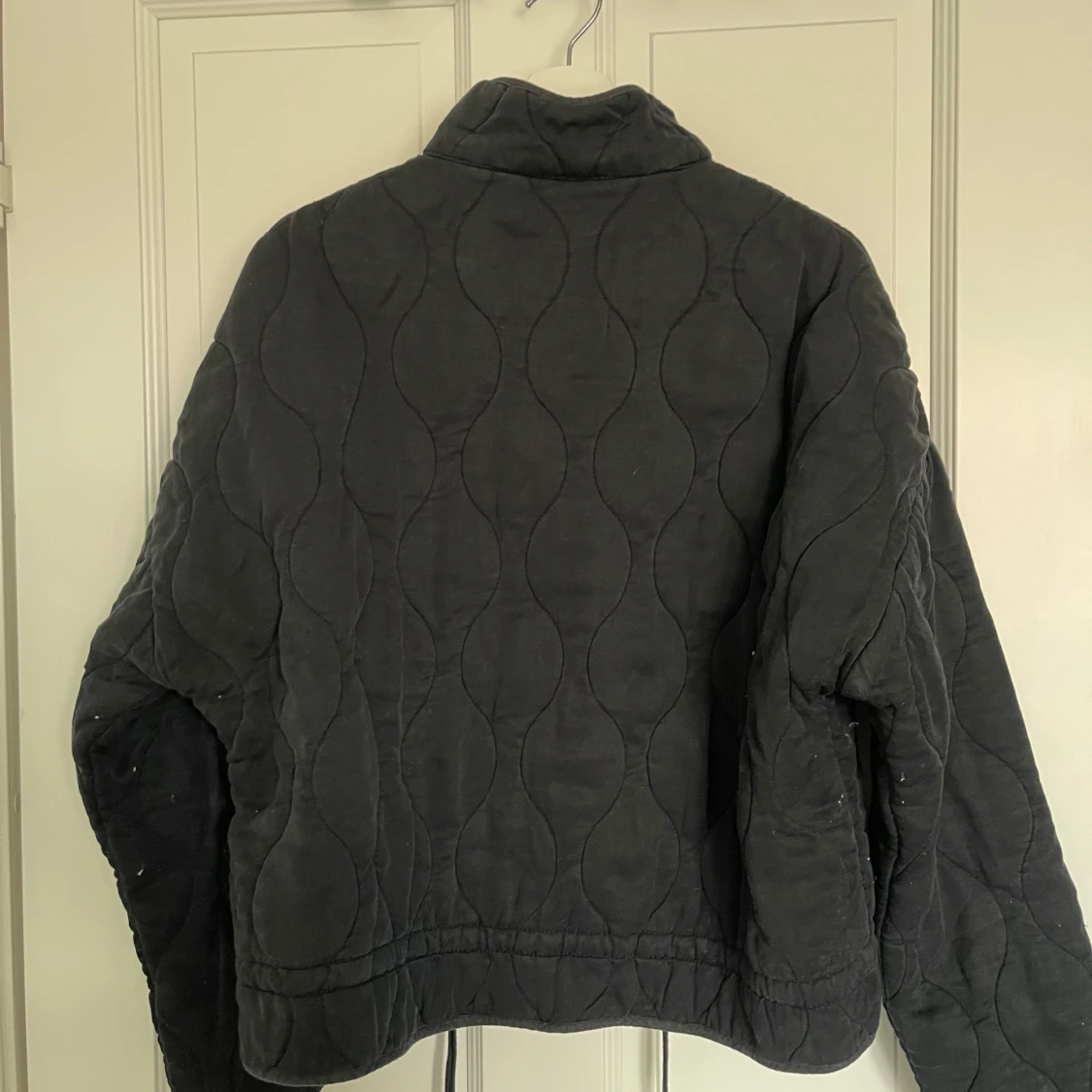 Svart quiltad jacka med dragkedja - 1