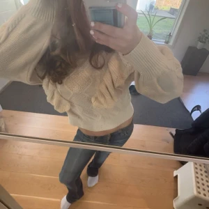 Beige stickad tröja med volangdetaljer - Beige stickad tröja med volanger från only strl S