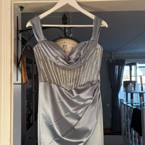 Balklänning  - Använd en gång endast, jätte fin och går att justera i ryggen. Annonsen finns även på min Vinted om man istället vill handla därifrån - Molinalinds 