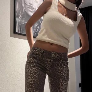 Beige ribbad linnetopp - Säljer en stilren beige ribbad linnetopp med breda axelband. Toppen är croppad och har en enkel design som passar perfekt till olika outfits❤️❤️❤️