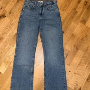 Blå jeans från Denim Rebel - Snygga blå jeans från Denim Rebel med en klassisk straight passform. De har en hög midja och femficksdesign med knapp och dragkedja framtill. I storlek 38
