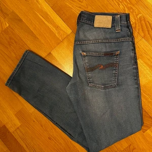 Nudie Jeans herr - Säljer ett par snygga ljusblå jeans från Nudie. Finns ett hål i högra fickan men man kan enkelt gå till en nudie butik så lagar de det gratis! Tips för billigare frakt: Köp de på Vinted istället. 🙌 -Storlek- 30:32 -Straight fit