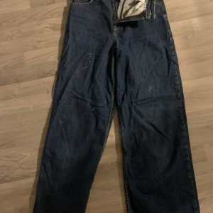 Blå jeans från Lee -  Stora jeans från Lee (inte baggy). De har en rak passform och är tillverkade i slitstarkt denim. Jeansens design är tidlös med knappgylf. Kom gärmna med örisförslag!😁