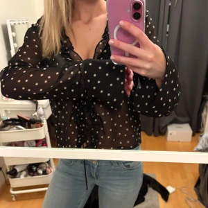 Prickig blus Zara - Väldigt fin prickig blus från Zara. Använd ett fåtal gånger och finns inte längre i Zaras sortiment. Väldigt genomskinlig. Säljer då jag ej använder längre💞 nypris 400:-