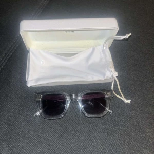 solglasögon från Chimi - Snygga solglasögon från Chimi med fyrkantig form. De har färgen 04 Grey och mörka linser. Dem kommer med ett stilrent vitt fodral. Perfekta för en trendig look!