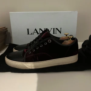 Lanvin skor - Hej! Säljer mina Lanvin skor i UK 8 som passar 43 alldeles utmärkt. Skor och Box medföljer. Hör av er vid frågor