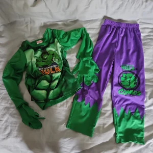 Pyjamas hulk 122-128 - Barn älskar denna pyjamas . Inga problem med att gå och sova med den här hulk pyjamasen iallafall:)