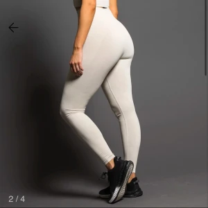 Träningsbyxor - Snygga beige träningsbyxor med fast midja och tight passform. Materialet är stretchigt och bekvämt. De är använda 1 gång av vad som kommer till minnet men är i mycket väl skick.