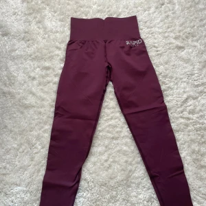 lila tights från rapidwear stl S -  snygga lila tights från rapid wear stl S, använda max 2 gånger har inka skador eller defekter alls, tightsen har detaljer för att framhäva rumpan, köparen betalar frakt☺️
