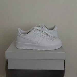 Vita Nike Air Force sneakers - Ett par klassiska vita Nike Air Force i storlek 44. Helt nya oanvända, pris kan diskuteras.