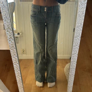 Blå jeansbyxor  - Snygga blå jeans från H&M