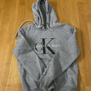 Calvin Klein hoodie - En grå hoodie, inte andvönd så ofta, säljer för att ja inte andvönder. Det står att det är storlek medium men jag skulle säga att den är mer i small/xsmall