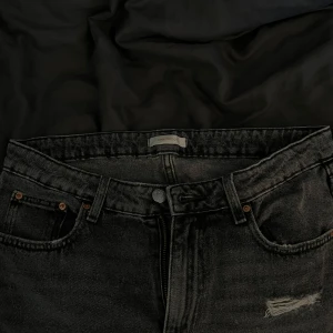 Gråa ginatricot jeans - Säljer nu dessa jeans ifrån ginatricot Young i storlek 158/164, köpte för cirka 2år sedan och det är andvända ett fåtal gånger. Färgen framkommer mer på andra och tredje bilden❤️ skriv för mer info så som mått eller fler bilder🥰