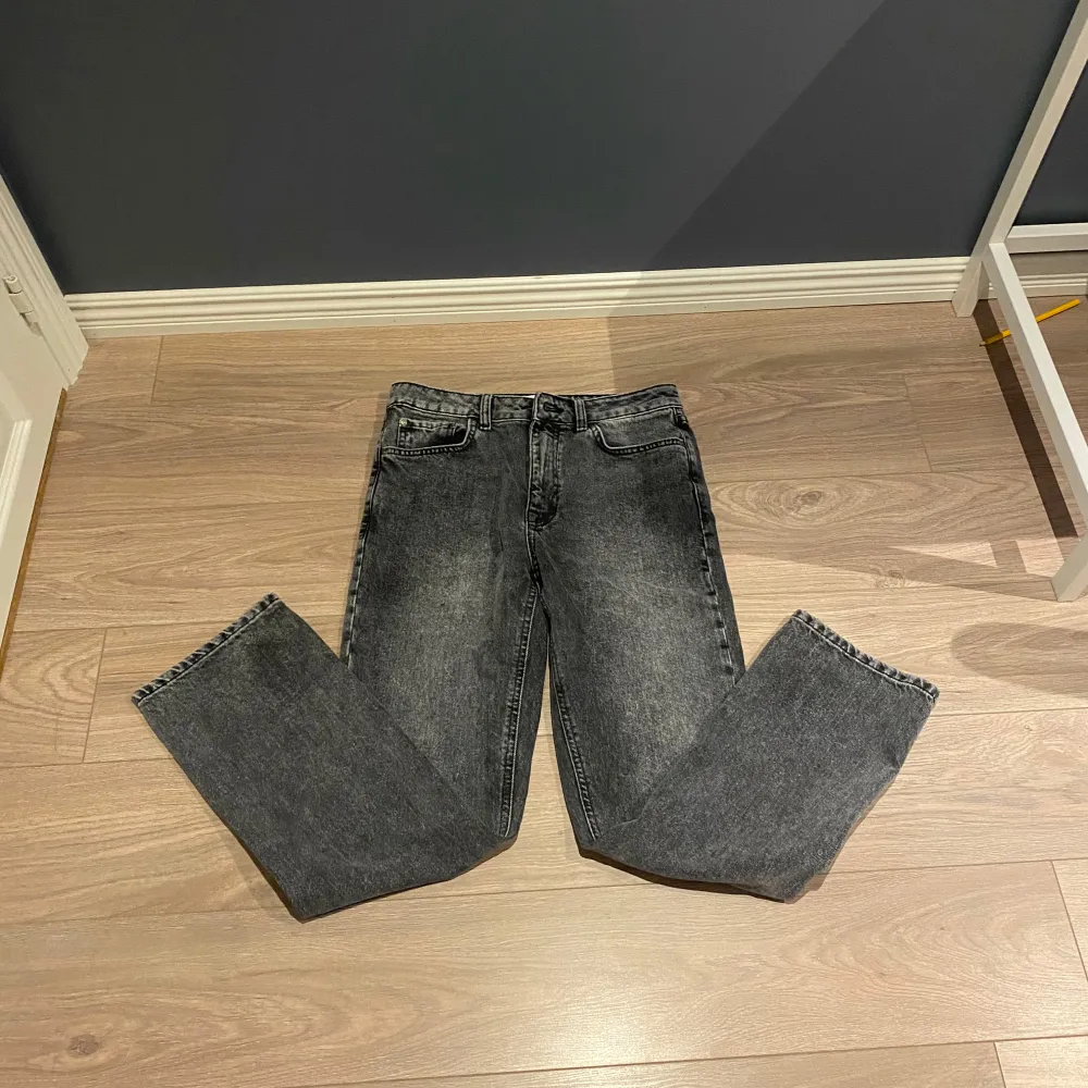 Snygga mörkgrå jeans från ASOS Design i en klassisk straight fit. De har en midwaist och är tillverkade i ett slitstarkt denimtyg. Perfekta för en stilren look. Pris kan diskuteras. Farkut & Housut.