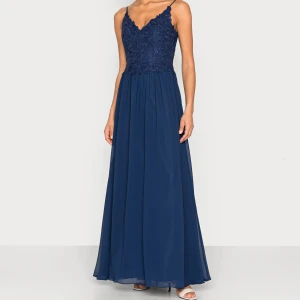 Blå balklänning från Mascara London - Elegant marinblå balklänning från Mascara London med spetsdetaljer och paljetter på överdelen. Klänningen har smala axelband och en vacker v-ringning. Endast använd 1 gång, på 9:ans bal, så väldigt bra skick💙Jag är 166 och har oftast S, den passar bra och är bra i längden, pyttelite lång. Köpt för ca 1600kr på Zalando. Om du vill ha fler bilder eller har frågor kontakta mig!