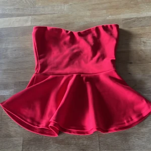 Röd tub topp  - Super fin tub topp med volanger längst ner. Bra skick från missguided i storlek xs