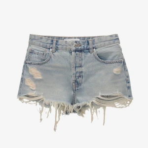 Ljusa jeansshorts med slitningar - Snygga ljusa jeansshorts med slitna detaljer och fransig kant. De har en liten skada som jag har sytt ihop men inget man tänker på eller syns. Från Zara, skriv för fler frågor 💞💞