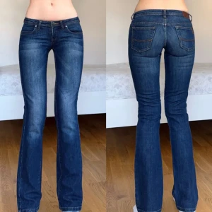 Big star jeans  - Snygga blå lowwaistes bootcut jeans. De är köpta på Plick men var för små så därav är den första bilden lånad💕 mått rakt över:  ca 34 cm   Innerbenslängd: 76 cm ,(w 25 och L32)   Skriv gärna vid frågor! 