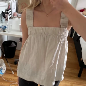 Beige linnetopp - Super snygg linne topp. Perfekt för sommaren och väldigt bra skick! Pris är diskuterbart, skriv vid frågor eller för fler bilder💞
