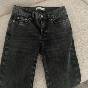 Flared Jeans - Mörk grå flared jeans från Gina Tricot.