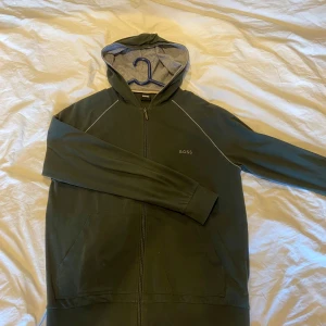 Hugo boss tröja - Grön Hugo boss tröja, storlek S men sitter som Medium i bra skick!