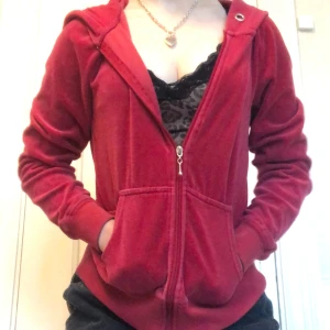 Röd hoodie med dragkedja - Röd/rosa. Jättefin men använder typ aldrig 💗