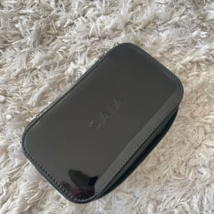 Ny Necessär Från Caia - Jätte fin & helt ny necessär från Caia. Säljer eftersom jag fick två likadana 💕 Skriv för frågor!