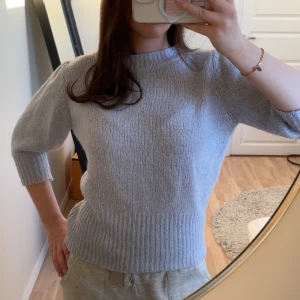 Slutsåld tröja från NAKD - Ljusblå stickad tröja från NAKD. Helt slutsåld på hemsidan. Använd några få gånger!