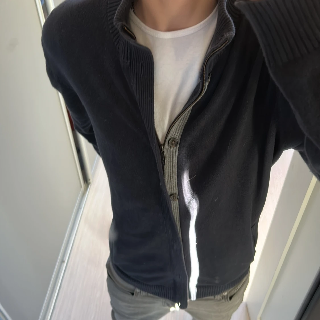 Mörkblå tröja med dragkedja och knapar från Massimo Dutti - 2