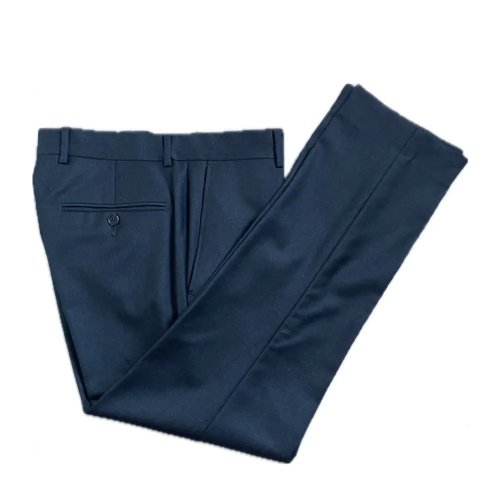 Elegant mörkgrå kostym från Ermenegildo Zegna. Kavajen har klassisk design med knappar och byxorna har en stilren passform. Perfekt för formella tillfällen. Mått kavaj: Längd baktill från slutet av krage och ner: 70cm. Axel till axel: 44 cm. Armhåla till armhåla: 42cm. Ärm 60 cm. Mått byxa: Längd: 93 cm. Insida ben: 71 cm. Öppning ben 19 cm. Midja: 40 cm. (Mått tagna med plagget liggandes platt). Puvut & Bleiserit.
