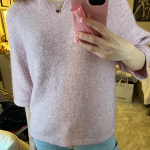 Stickad topp från Other stories - Populär stickad topp med korta ärmar i ull och alpacka! Fin gammelrosa färg🩷sparsamt använd , inga defekter!☺️Pris kan diskuteras 