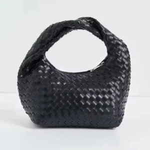 Svart flätad handväska - MÖTS BARA UPP Snygg svart handväska med flätat mönster och dragkedja. Perfekt för att ge en stilren touch till din outfit. Väskan har ett bekvämt handtag och är tillverkad i ett elegant material.