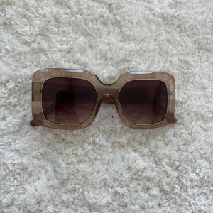 Solglasögon från Mango - Ett par solglasögon från Mango 