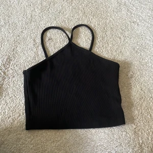 Svart och vit ribbad linnetopp - Säljer två basic toppar/linnen. Säljer båda för 50kr