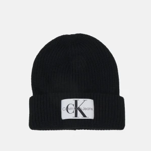 Svart mössa från Calvin Klein  - Snygg svart stickad mössa från Calvin Klein med logga på framsidan. Köpt för 549. Skriv för fler bilder. Inga tecken på användning. 