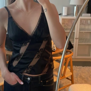 Svart linne med spetsdetaljer - Sart linne med spetsdetaljer 🥰