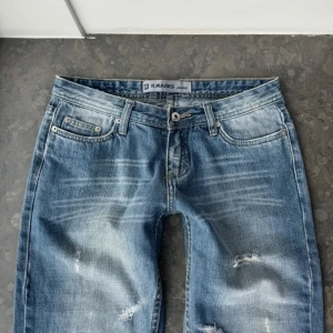 Lågmidjade bootcut jeans - Lågmidjade bootcut jeans med slitningar, har tyvärr inga bilder med de på då de inte passar:( midjemått 40 cm och innerbenslängd ca 83💕