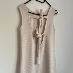 Ljusrosa klänning med rosett - Suupersöt sommarklänning med rosett i ryggen🩷🩷 Längd på klänningen från axeln neråt är det 80 cm💞 