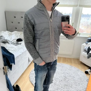 Cardigan  - Säljer den här så otroligt feta cardiganen! | Utan märke men liknar Gran Sasso modellerna, har även ett riktigt fett mönster inuti! | Mycket fint skick har en liten svart prick vid bröstet men inte speciellt synlig! | Utan sizetag men passar M skulle jag säga! | Ställ gärna frågor innan du köper!