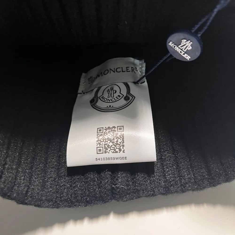 Säljer en helt ny Moncler mössa, vid frågor och intressen kan ni skriva till mig.. Asusteet.