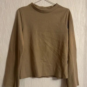 Beige långärmad tröja - Stor garderobrensning♻️ Se gärna mina andra annonser🌸 Pris går att diskutera vid flerköp👗Finns en defekt på ärmen, se bild 2. Därav priset. Annars utan anmärkningar.