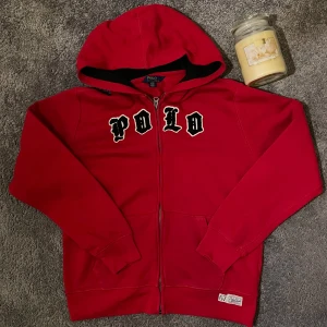 Ralph Lauren hoodie herr - Storlek L 14-16 men passar Som S! Riktigt snygg och trendig Ralph Lauren hoodie! Skriv för intresse osv!