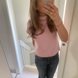 Rosa topp - Super fin rosa stickad topp från lindex. Den är helt oanvänd och har en liten krage, passar perfekt nu till våren💕