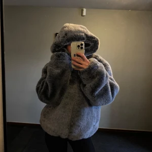 Stor och mysig pälsjacka - Så stor och mysig jacka som aldrig är använd. Som ny. Storlek M. Nypris 1000kr