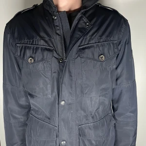 Ralph lauren field jacket  - En riktig snygg och trendig Ralph lauren fieldjacket i topp skick, storlek M, vid frågor är de bara att skriva // Gramenti 