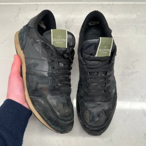 Valentino Rockrunners  - Valentino Rockrunners i bra skick | Storlek 44 | Liten defekt i hälarna (se bild) känns inte vid användning | Endast skorna ingår | Hör av dig vid frågor eller funderingar! 